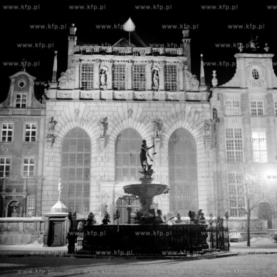 Dwór Artusa fontanna Neptuna na Długim Targu nocą....