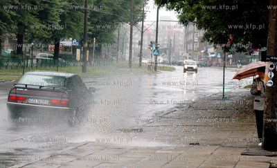 Fontanny deszczu pryskajace spod kol samochodow i czesto...