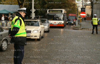 Gdansk. Cmentarz Srebrzysko. Swieto Zmarlych. Nz. pracownik...