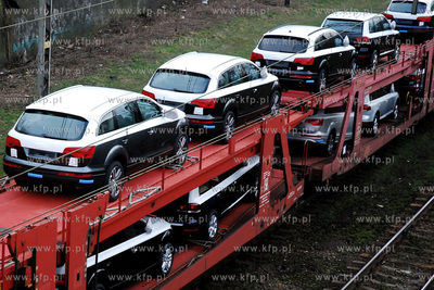Pociag przeworzacy nowe samochody do strefy wolnoclowej...