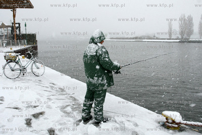 Swinoujscie. Nagly atak zimy. Nz. zapalony wedkarz....