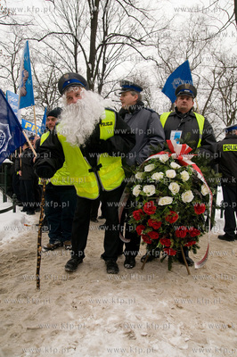Krakow. Protest sluzb mundurowych przeciwko projektowi...