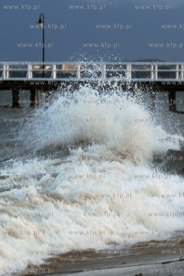 Gdynia. Orlowo. Sztorm na Zatoce Gdanskiej. Nz. Molo...