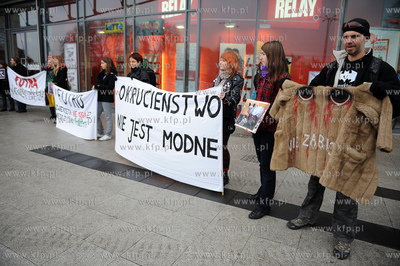Gdansk. Wejscie do CH Galeria Baltycka. Manifestacja...