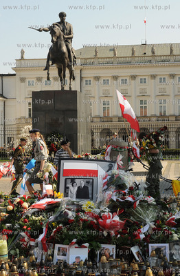 Warszawa. Trwa zaloba narodowa po katastrofie prezydenckiego...
