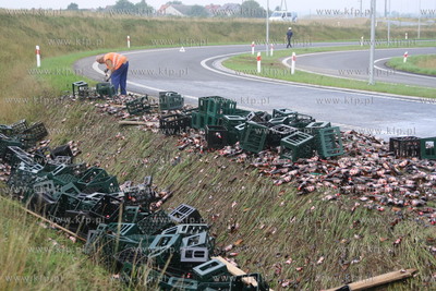 Przy wyjezdzie z obwodnicy Chojnic z tira wypadlo ......