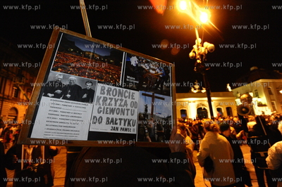 Warszawa. Pol roku po katastrofie w Smolensku pod Palacem...