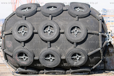 Stocznia Gdynia S.A. NA terenie zakladu dziala obecnie...