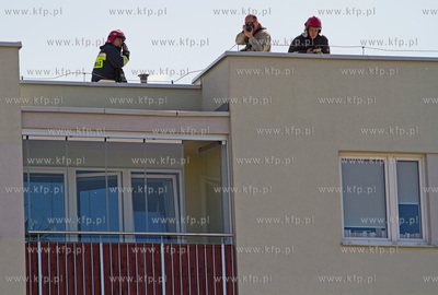Gdansk-Chelm, pozar dachu bloku mieszkalnego przy ulicy...