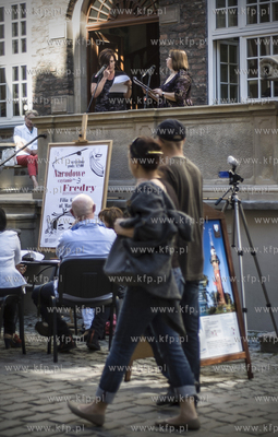 Gdansk. Ul. Mariacka 42. Filia Wojewodzkiej i Miejskiej...