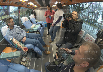 Final WOSP 2015. Prezydent Slupska Robert Biedron oddaje...