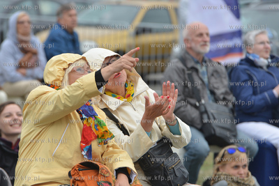 25 metrow nad pokladem Daru Mlodziezy zacumowanym przy...