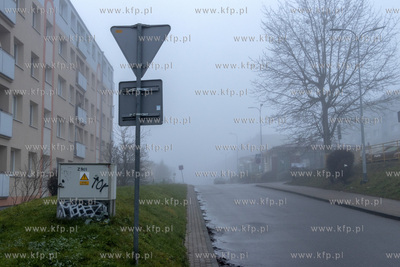 Zamglony Pruszcz Gdański. Ulica Niepodległości....