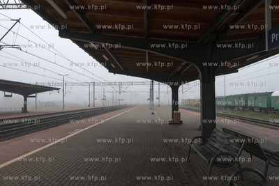 Zamglony peron dworca PKP w Pruszczu Gdańskim. 19.05.2019
fot....