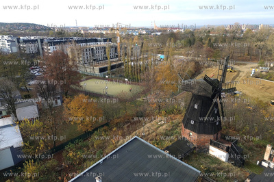 Zabytkowy, XIX-wieczny wiatrak typu Holeder połozony...