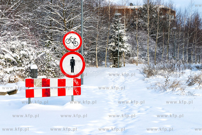 Zamknięty dla ruchu pieszo-rowerowego deptak wzdłuż...