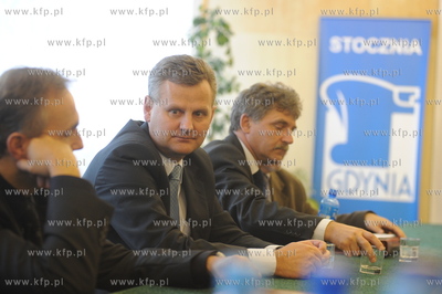 Minister Aleksander Grad w Stoczni Gdynia. Obok ministra...