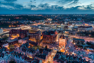 Gdansk, Stare Miasto, na dole Zlota Brama, w centrum...