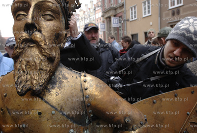 Gdanski. Z wiezy ratusza Glownego miasta zdjeto figure...