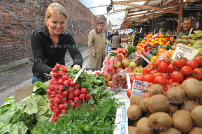 Stragany z zawsze swiezymi owocami i warzywami wzdluz...