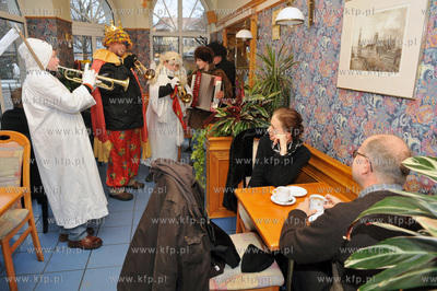 Kolednicy ze szkoly muzycznej w Leborku w kawiarni...