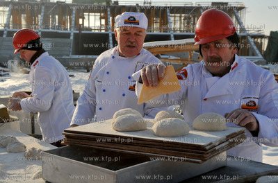 Pierwszy chleb na budowanym na mistrzostwa europy gdanskim...