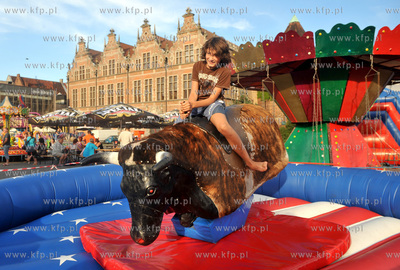 Gdansk. Na Targu Weglowym ustawiono male wesole miasteczko,...