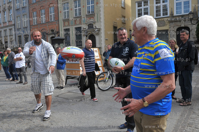 Proba bicia rekordu swiata w podawaniu pilki do rugby...