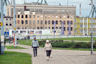 Gdansk, ul. Jana z Kolna.  W glebi wyburzane budynki...