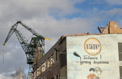 Tereny bylej Stoczni Gdanskiej. Wyburzanie budynku...