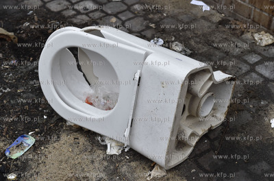 Brudne i zaniedbane gdańskie podwórko na ul. Podwale...