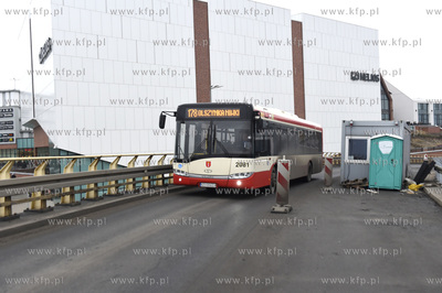 Gdańsk. Węzeł Okopowa. Autobus miejskie marki Solaris...