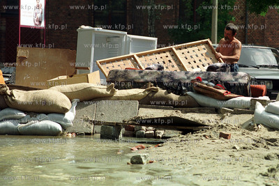 Po powodzi w Gdansku. Orunia, ul. Goscinna. 12.07.2001...