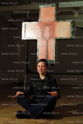 Dorota Nieznalska i jej kontrowersyjna rzezba w galerii...