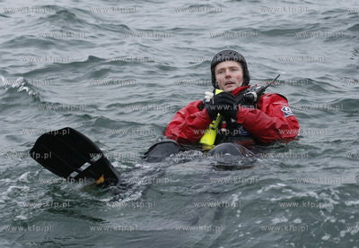 Marynarze, przygotowujacy sie do pracy na morzu przechodza...