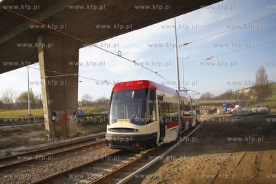 Gdańsk. Próbny przejaz tramwaju po zmodernizowanym...