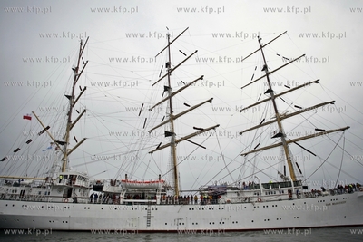 Gdynia. Zaglowiec Dar Mlodziezy wyplywa rejs.
12.03.2013
fot....