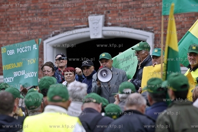 Protest dzialkowcow pod Urzedem Wojewodzkim w Gdansku.
Protestujacy...