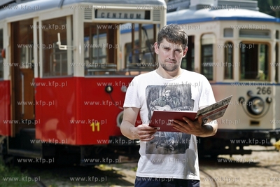 Autorzy albumu " 140 lat gdanskich tramwajow " w zajedni...