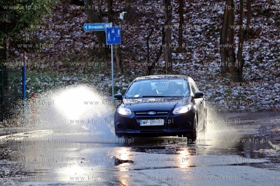 Samochod przejezdza przez kaluze na ul. Ksiezycowej...