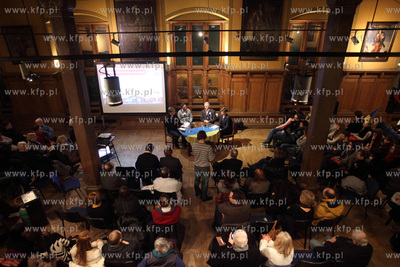 Gdansk. Ratusz Staromiejski. dDebata Ukraina - stara...