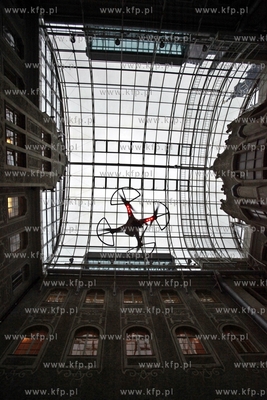 Bezplatny kurs obslugiwania dronow na dziedzincu Jana...