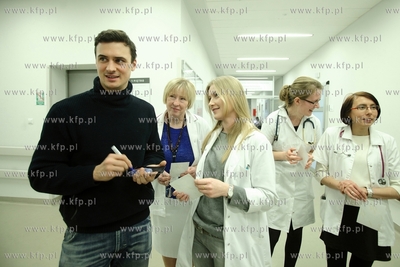 Aktor Mateusz Damięcki odwiedził dzieci w Klinice...