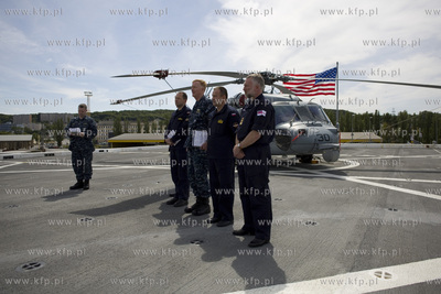 Amerykański okręt desantowy San Antonio dowodzący...