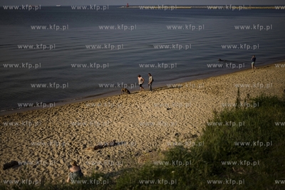 Gdansk. Letni spacer na falochron Zachodni w Nowym...