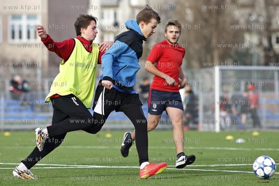 Gdansk Zaspa. Pilkarski turniej dzikich druzyn Do przerwy...