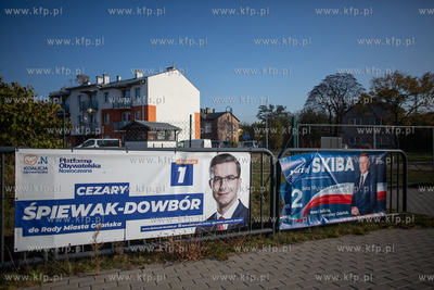 Samorządowa kampania wyborcza. Plakaty na ulicy Uczniowskiej...