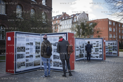 Plac przed pomnikiem Obrońców Poczty Polskiej w Gdańsku....