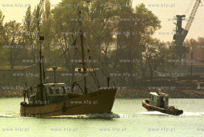 Kuter rybacki ZAG-8 i szybka jednostka (ponton) Strazy...