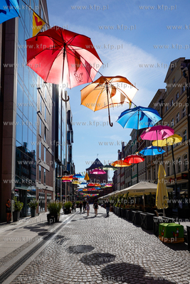 Jarmark Dominikański. Ulica Stągiewna pod kolorowymi...